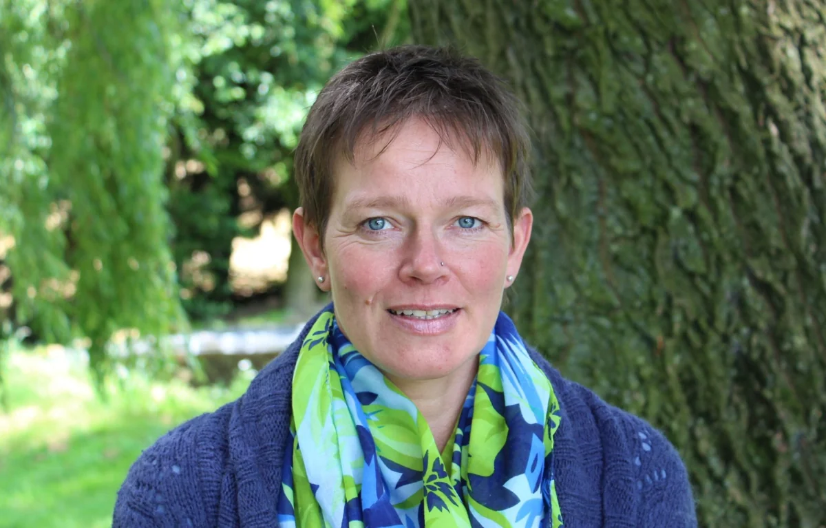 Friederike Säuberlich vor einem Baum